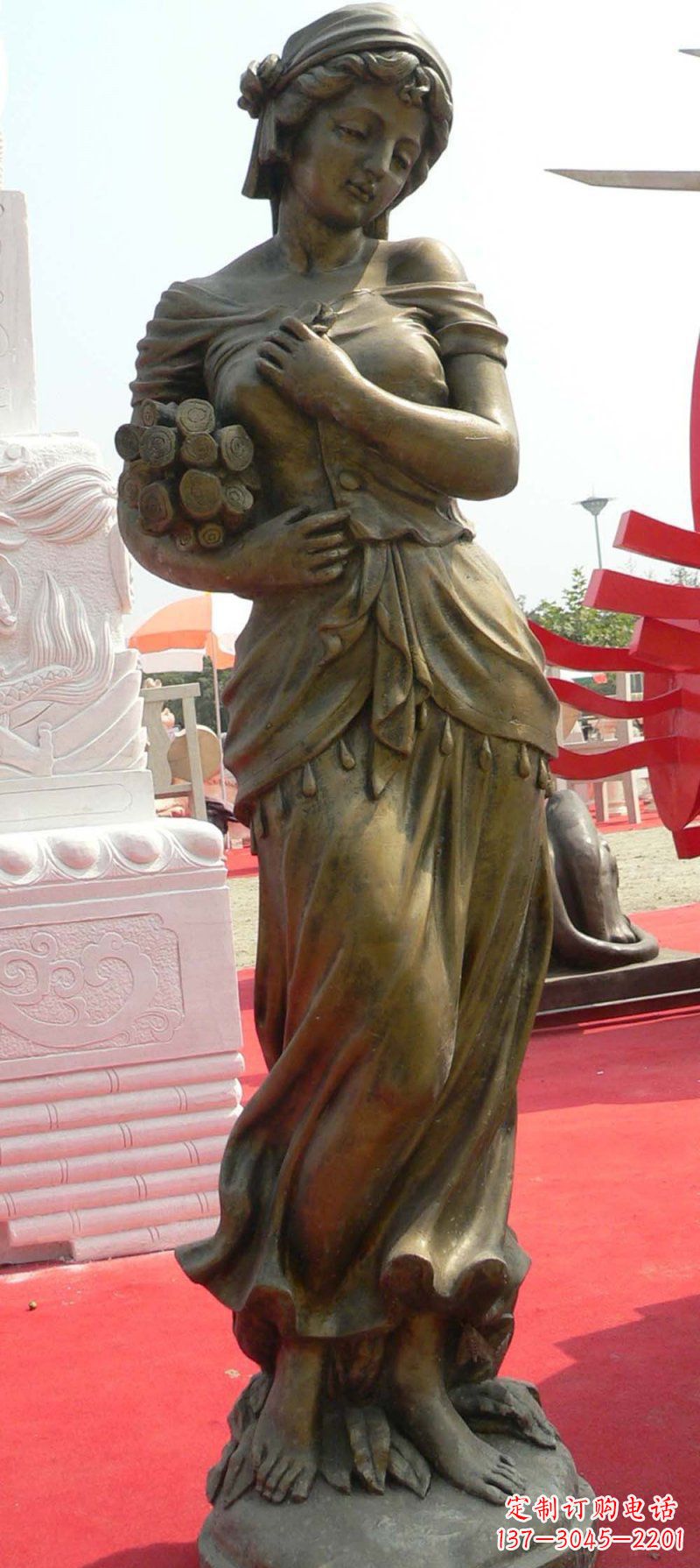 石家庄抱着柴火的西方女孩人物铜雕