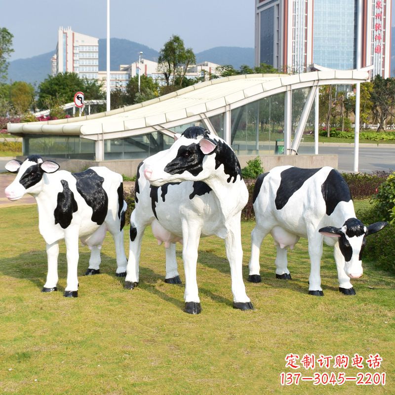 石家庄玻璃钢制作的仿真奶牛雕塑——装点园林草坪