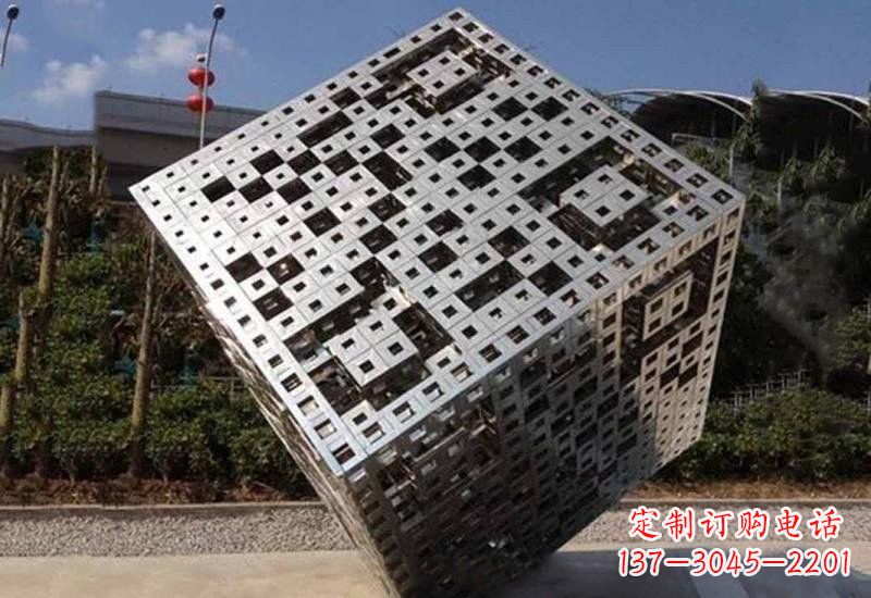 石家庄不锈钢广场上的魔方雕塑
