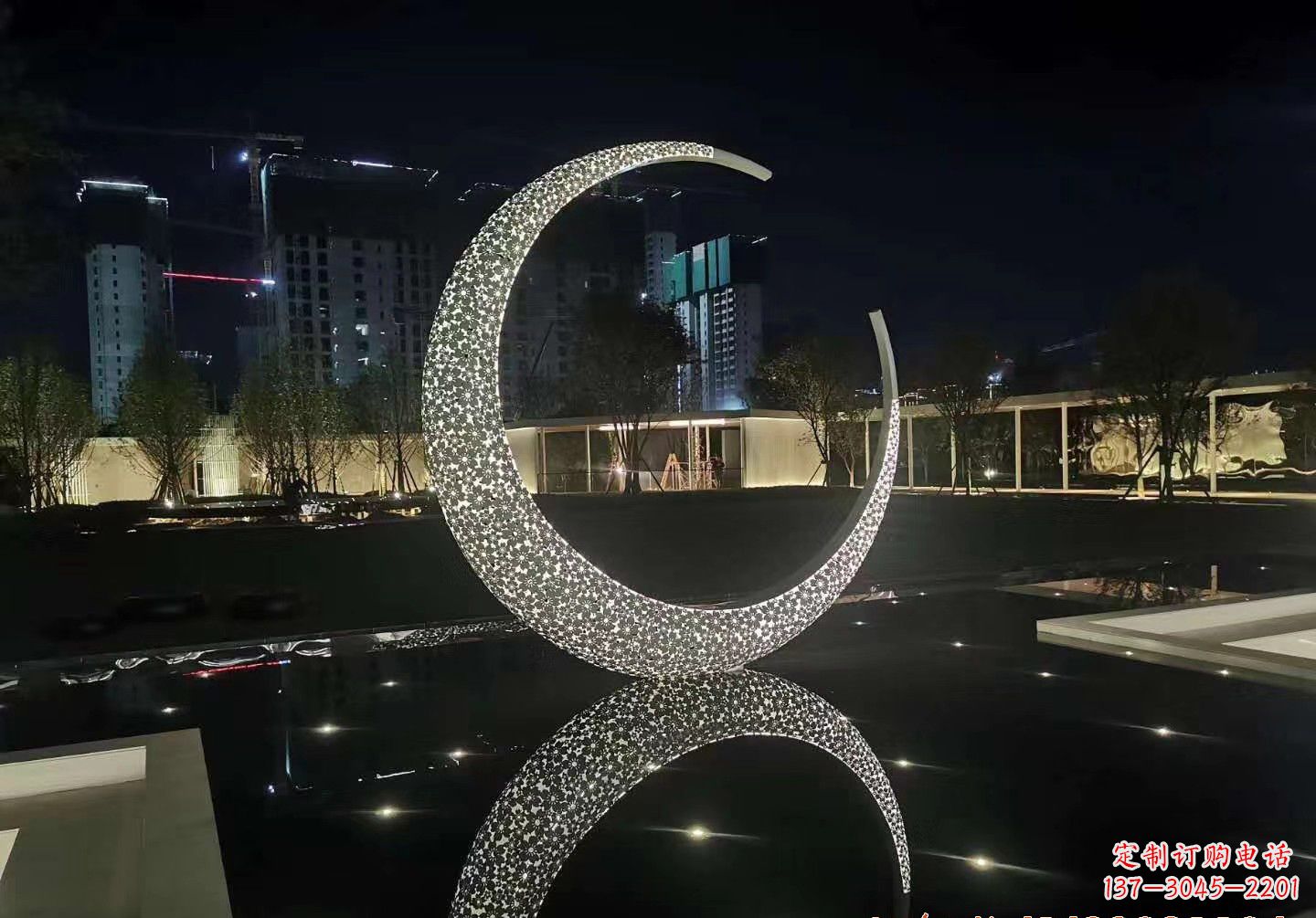 石家庄不锈钢镂空月亮雕塑营造浪漫氛围