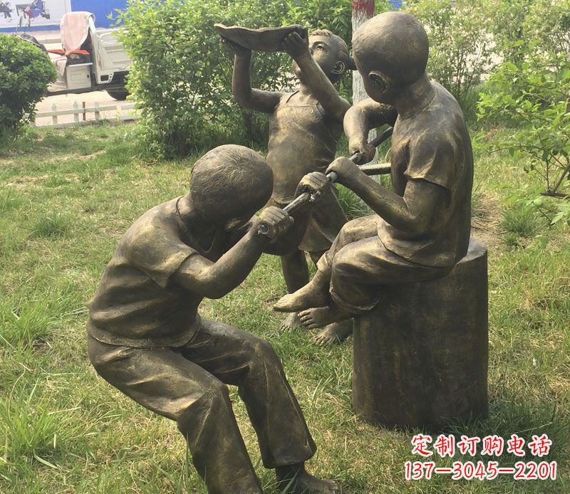 石家庄公园玩水的儿童铜雕