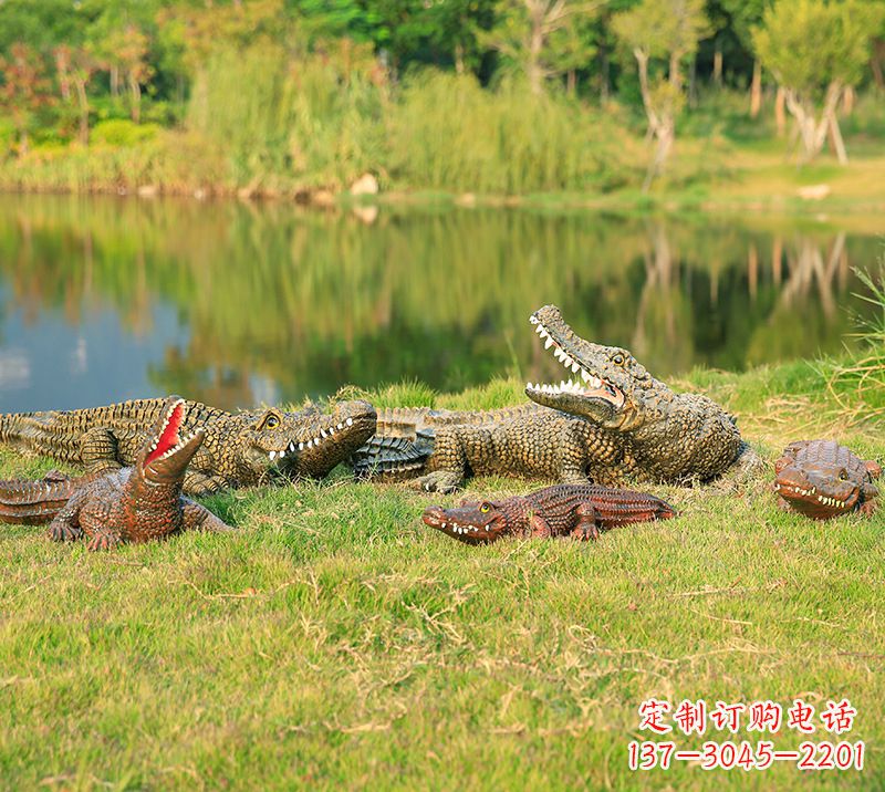 石家庄树脂鳄鱼仿真动物雕塑，公园水池草丛动物摆件