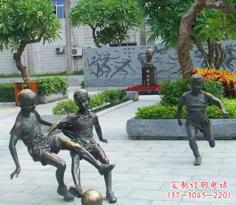 石家庄小孩踢足球公园景观铜雕