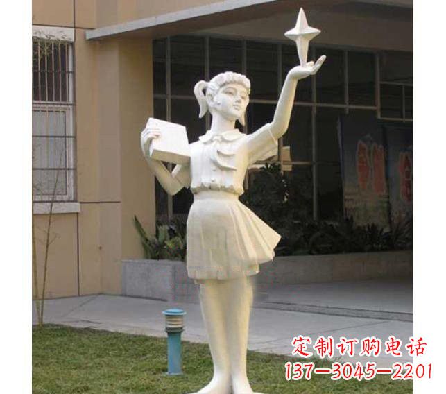 石家庄校园拿书本的小学生石雕