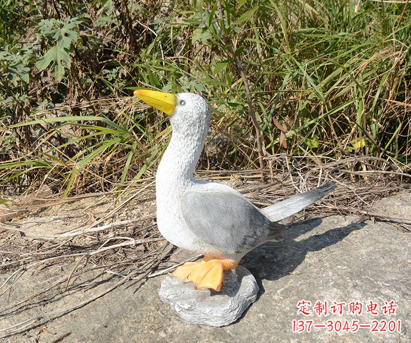 石家庄学校雕塑和平鸽